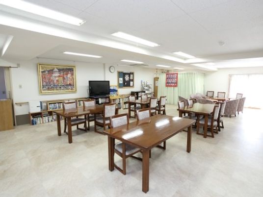 広々とした明るい食堂