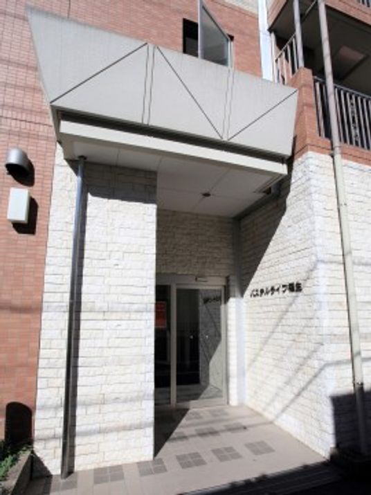 明るいエントランスの入口