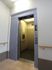 バリアフリー設計のエレベーター