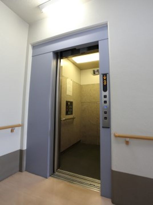 バリアフリー設計のエレベーター