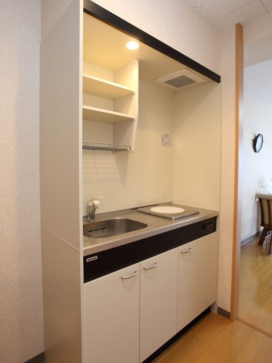 居室内の洗面台と収納