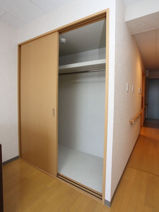 木目調の広々としたクローゼット