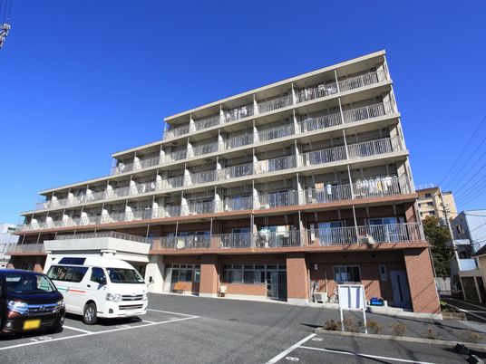 明るい外観の建物