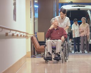 車椅子補助の様子 廊下