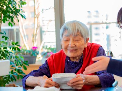 笑顔のご高齢者と手助け