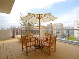 都会の景観が望めるテラス