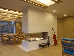 暖炉付きの快適な空間