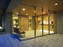 夜の明るいエントランス