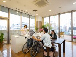 明るい食堂の日常風景