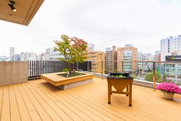 明るい屋外テラス