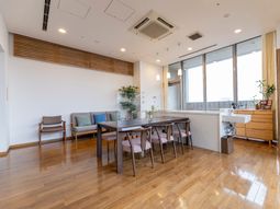 明るいダイニングルーム空間