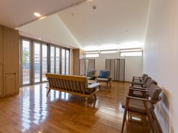 明るい居間の様子