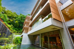 緑に囲まれた建物外観