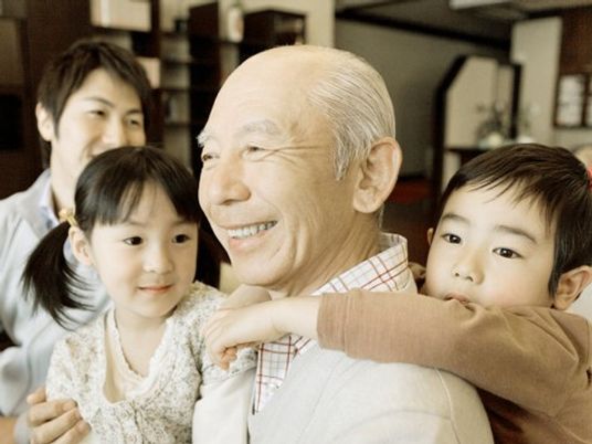 笑顔の家族と高齢者