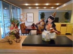 人形と植物の飾られた空間