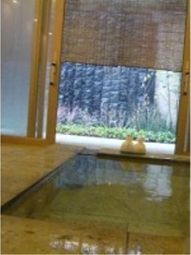 静謐な中庭と窓辺