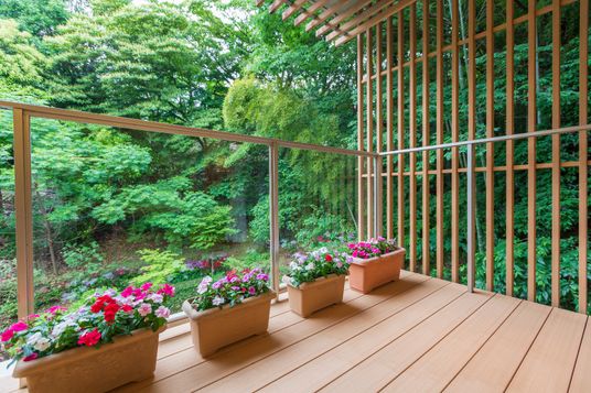 緑豊かなテラスの景観