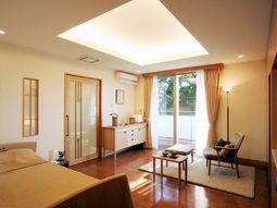 明るい居室の様子