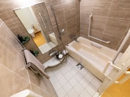 バリアフリーの明るい浴室