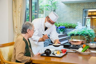 料理するスタッフと利用者