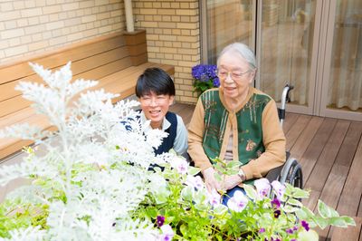 車椅子の利用者と職員の笑顔
