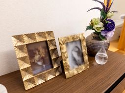 飾り枠の写真立てと花瓶