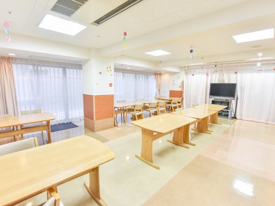 広々とした食堂空間