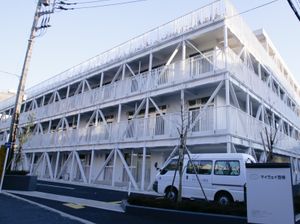 白い外観の施設  