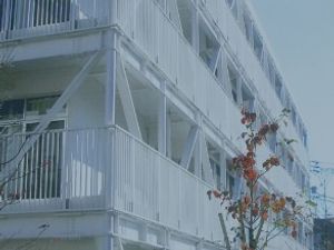 白い外壁の建物外観  