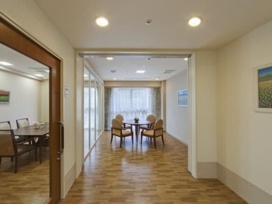 暖かい雰囲気の共有スペース