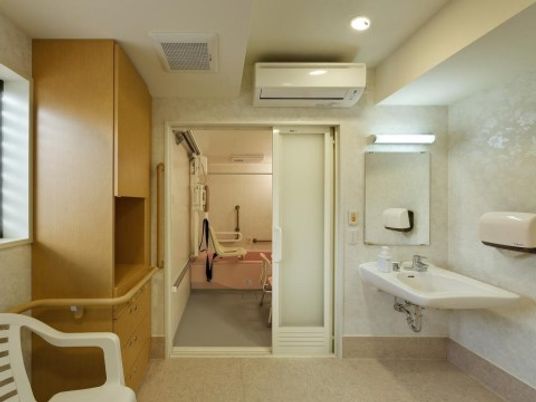清潔感のあるバリアフリー浴室