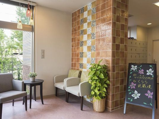 エントランスの椅子と看板