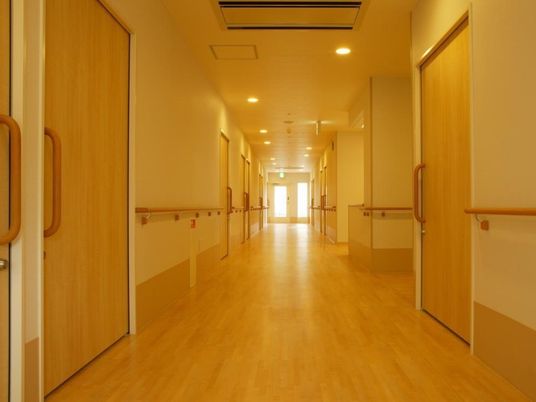 広々とした暖色の廊下