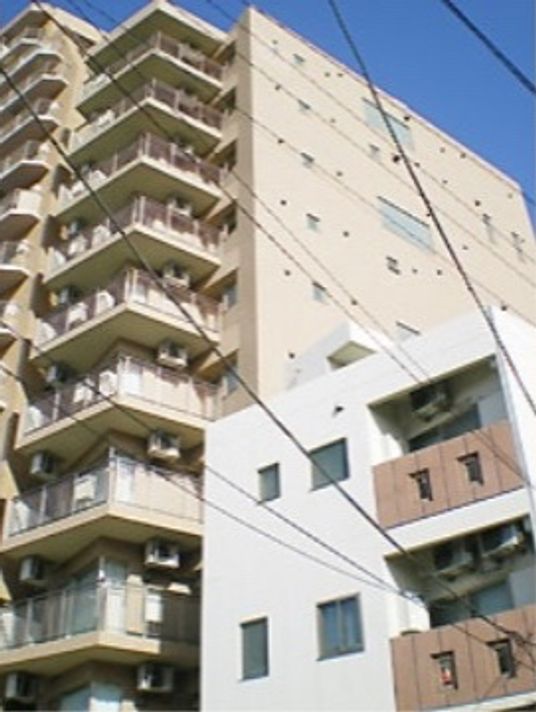 明るい日差しの高層建物