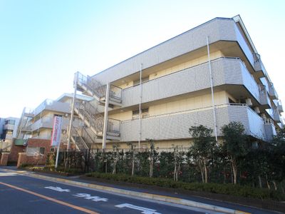 建物外観と美しい庭