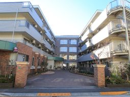 建物外観とエントランス