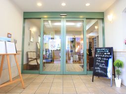 エントランスの明るい風景