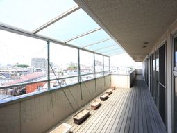 明るいバルコニーの風景
