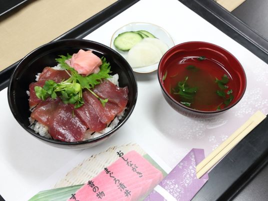 新鮮な刺身の丼ランチ