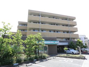 明るい日差しの建物エントランス