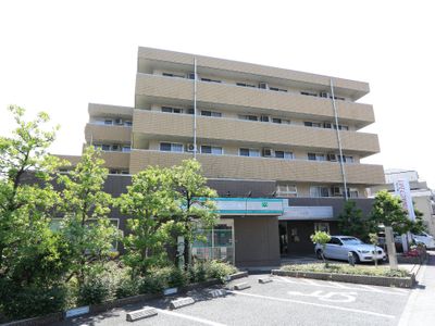 明るい日差しの建物エントランス