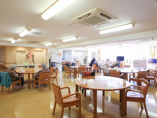 広々とした明るい食堂