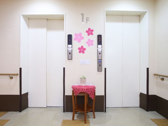 ピンクの花があるエレベーター