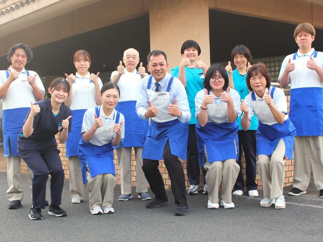 スタッフイメージ スタッフイメージ 意欲溢れるスタッフが笑顔で集合しています。団結と活気を感じられる職場です。