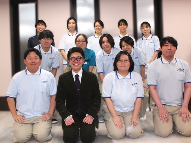 スタッフイメージ スタッフイメージ 笑顔溢れるスタッフの皆さんが支える温かい職場です。チームワークの良さが感じられます。