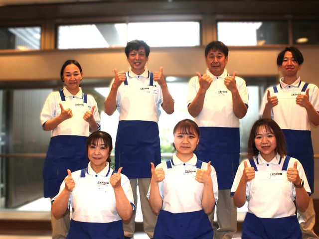 笑顔のスタッフたち集合 スタッフイメージ 親しみやすい雰囲気のスタッフが笑顔で迎えてくれます。働きやすい職場環境が整っています。