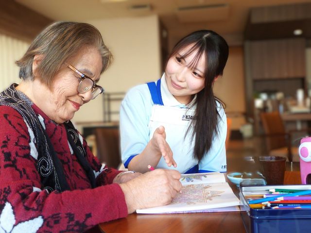 リビングで活動を楽しむ様子 リビング 広々とした明るいリビングで、レクリエーションを通して和やかな時間を過ごせます。