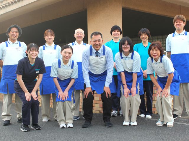 笑顔のスタッフの集合写真 スタッフイメージ スタッフが笑顔で揃っていますので、明るい職場環境を感じていただけます。