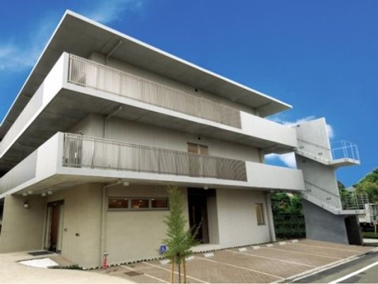 モダンな外観の建物