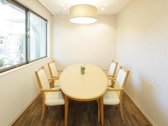 明るいダイニングテーブル